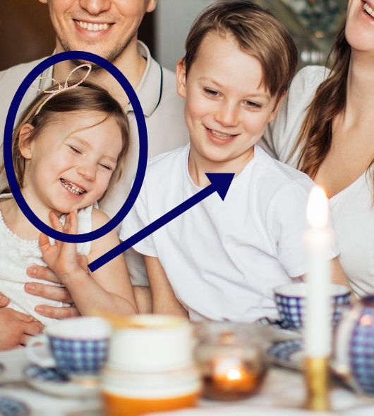 Ein Foto von zwei Kindern, ein Junge und ein Mädchen. Das Mädchen ist mit einem Kreis markiert und ein Pfeil zeigt von dem Mädchen zum Jungen.