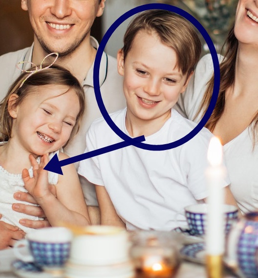 Ein Foto von zwei Kindern, ein Junge und ein Mädchen. Der Junge ist mit einem Kreis markiert und ein Pfeil zeigt von Jungen zum Mädchen.