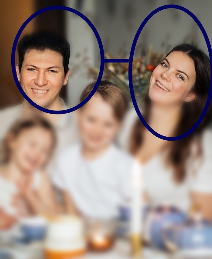 Ein Foto von einer Familie, zwei Erwachsene und zwei Kinder. Die Erwachsenen sind mit Kreisen markiert. Die Kreise sind mit einer geraden Linie verbunden. 