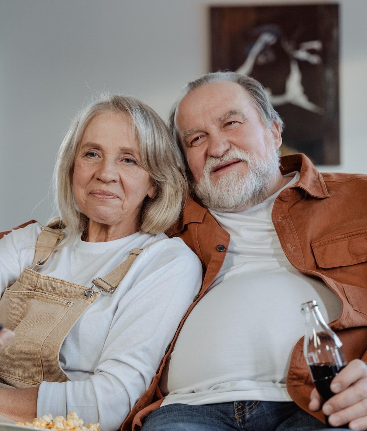 Ein Foto von einem älteren Paar, ein Mann und eine Frau.