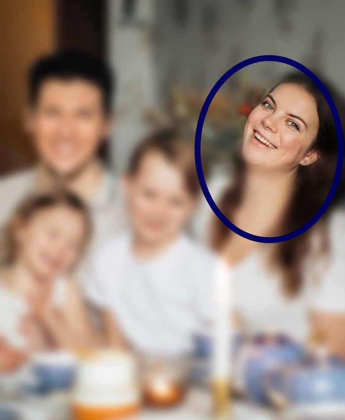 Ein Foto einer Familie, eine Frau, ein Mann und zwei Kinder. Die Frau ist mit einem Kreis markiert.