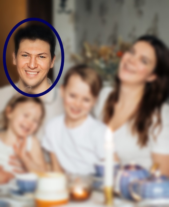 Ein Foto einer Familie, eine Frau, ein Mann und zwei Kinder. Der Mann ist mit einem Kreis markiert.