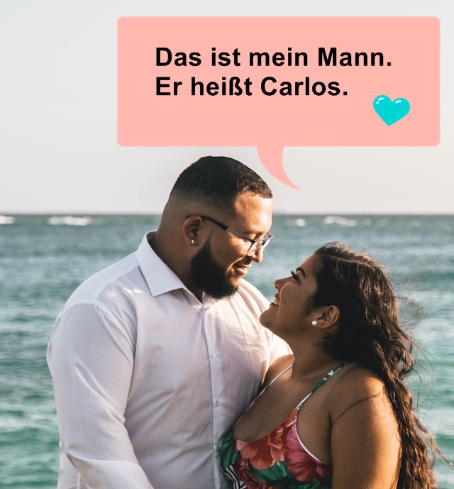 Ein Foto eines Ehepaars am Meer. Die Frau sagt "Das ist mein Mann. Er heißt Carlos."