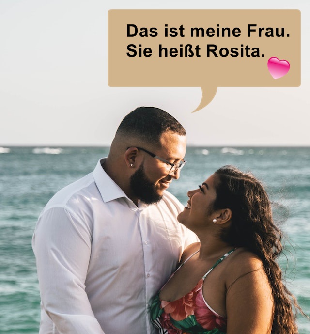 Ein Foto eines Ehepaars am Meer. Der Mann sagt "Das ist meine Frau. Sie heißt Rosita."